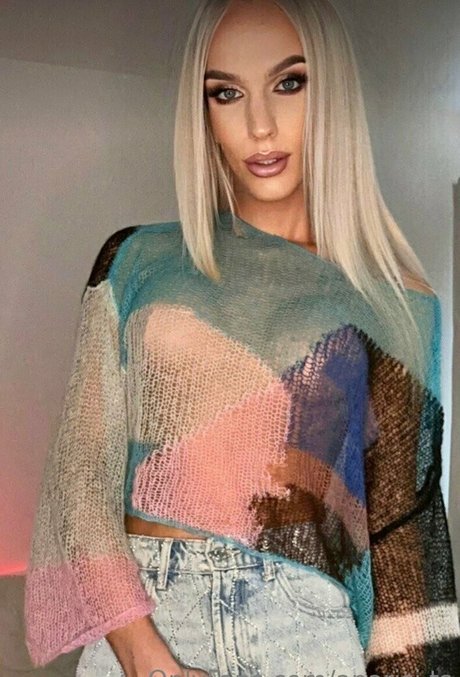 aparisi ts naked model images