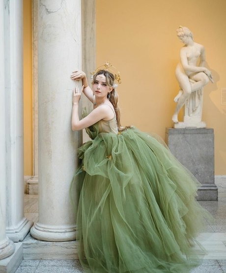 queen astraea model pretty galleries