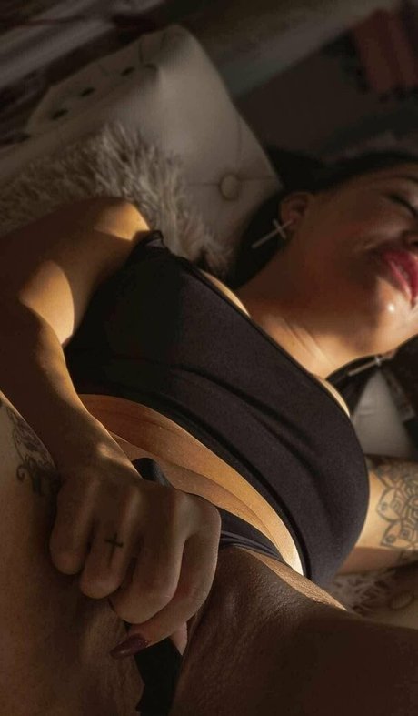 mo vivike model pics