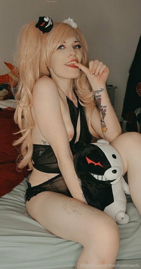 The Chaotic Waifu naked model pics