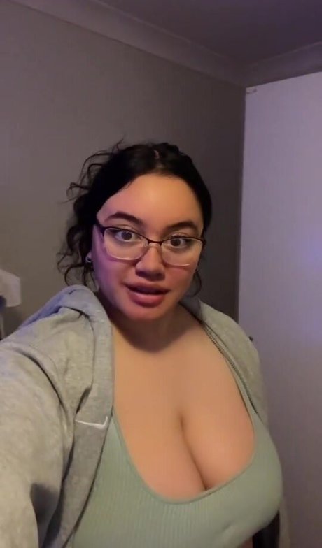 Carragh Mahuika exclusive actress picture