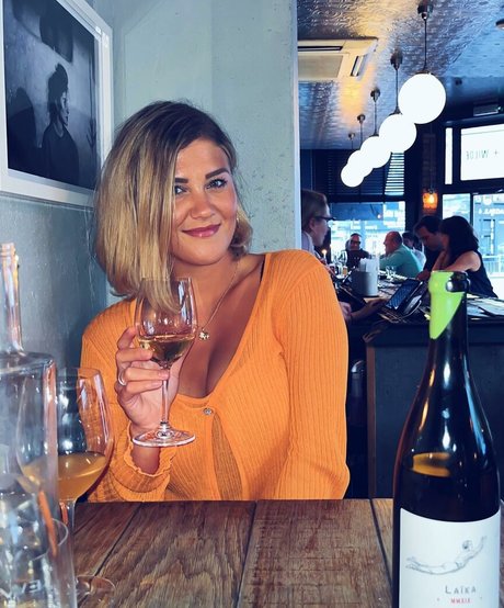 Claudia Valler pretty actress pics