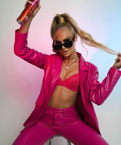 athletic blonde onlyfans nudes img