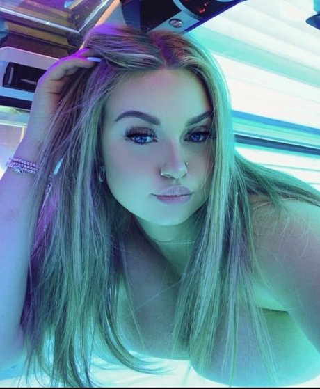 ellieharp3r star pornographic image