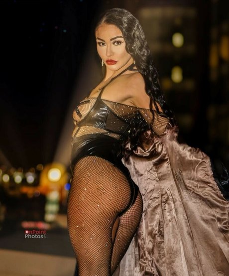 Reign Chaos star erotic pic