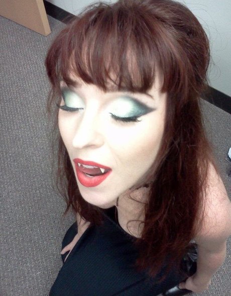 Ruth Connell hot model pic