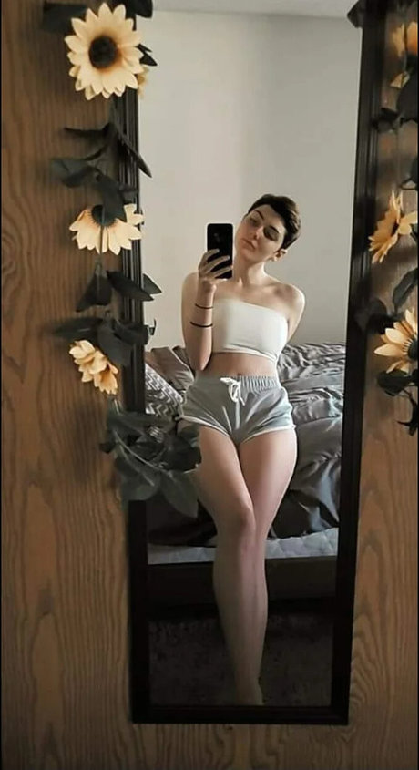 Trippyyjellyfish naked actress image