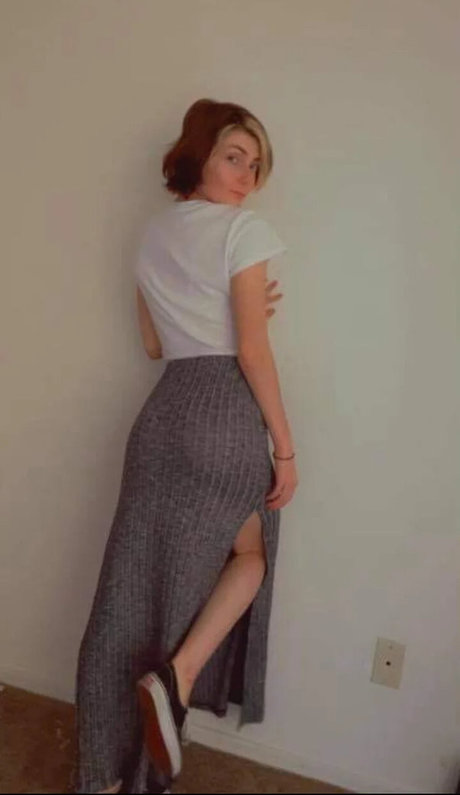 Trippyyjellyfish nude actress pictures