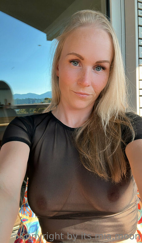 Mia Moon beautiful actress photo