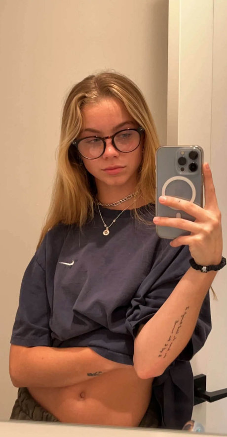 girlfriend onlyfans sexy photo