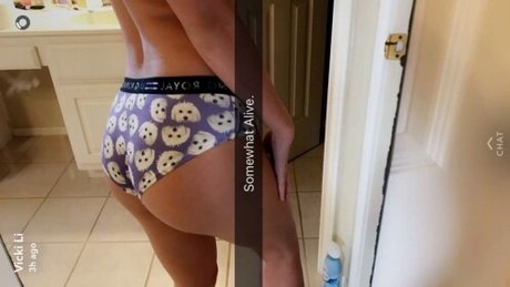 Vicki Li star sexy photo