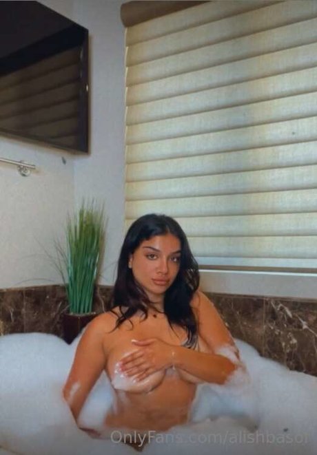 Alishba exclusive star pic