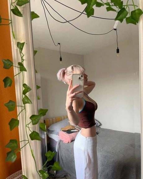 blonde cumshot onlyfans top pic