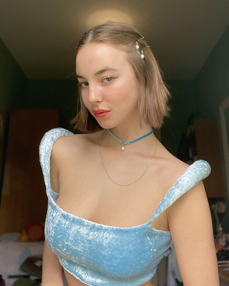 Amelie Manzoli nude star img