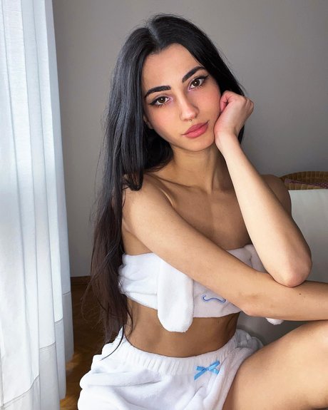 Lucrelisa_ pretty model image