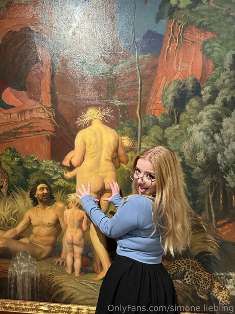 Simunka Show model naked photos