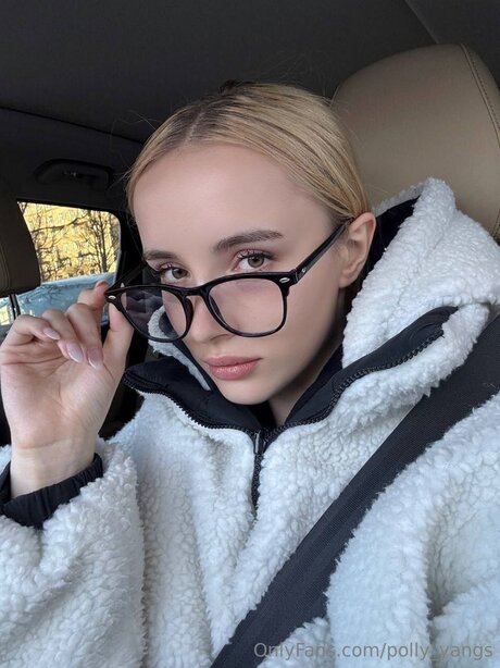 Polly Yangs pretty actress pics