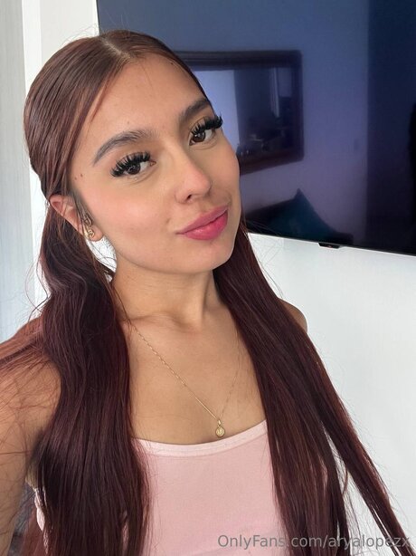 Aryalopezx model top picture