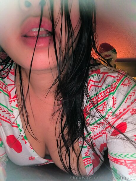 L Asiatiquee model beautiful pic