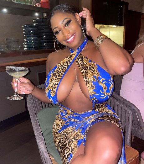 Dinnelle hot model pics