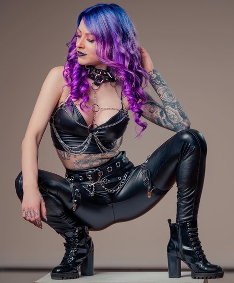 Flash Diamond model art galleries