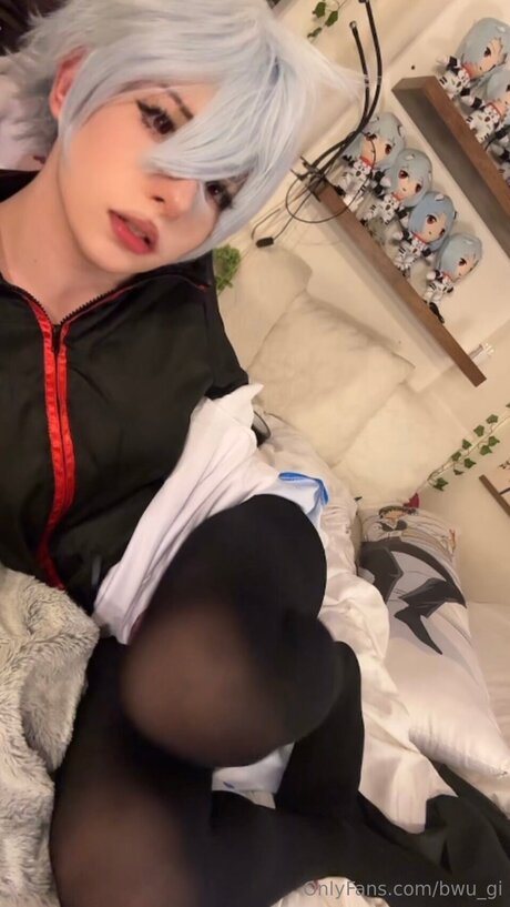 Bwu Gi naked star pic