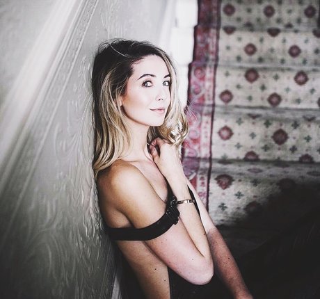 Zoe Sugg pornstar sexy gallery
