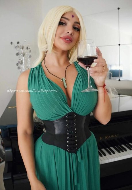 Juli Byonett model nice pics