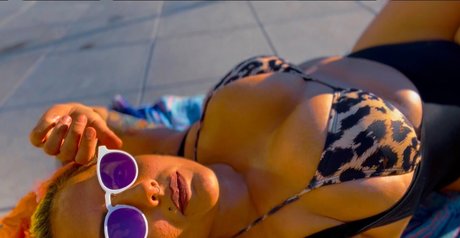 TheZombiUnicorn nude model pictures