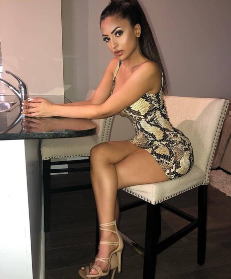 Aneeqa Farid model adult photo