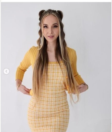 petite skinny onlyfans top pic