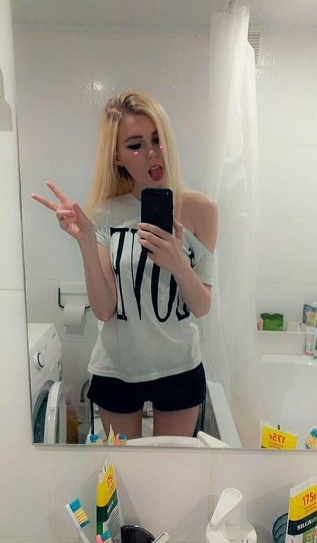 vikneskafree model sexy pictures