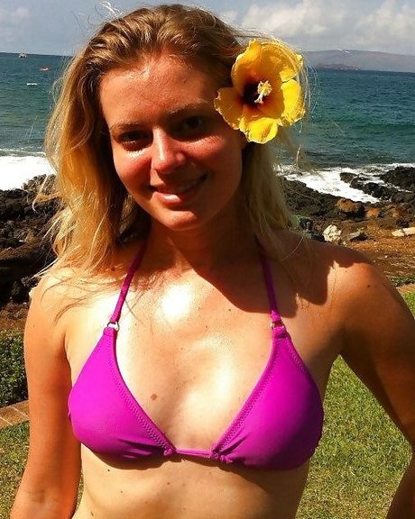 Elyse Willems model pictures