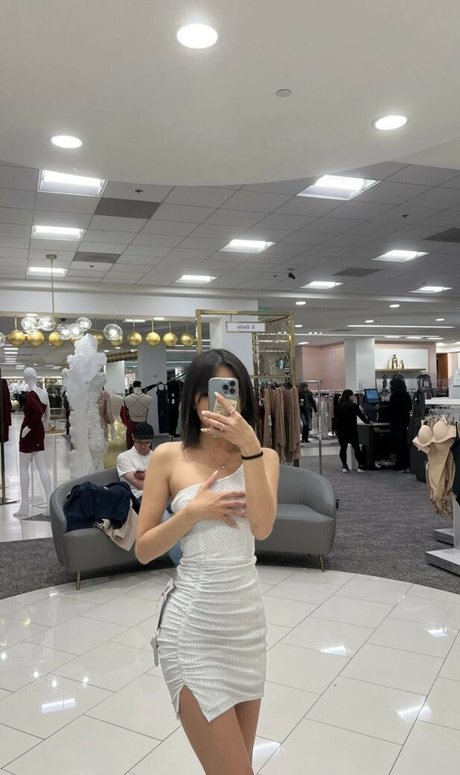 bbygirlmai nude star photo