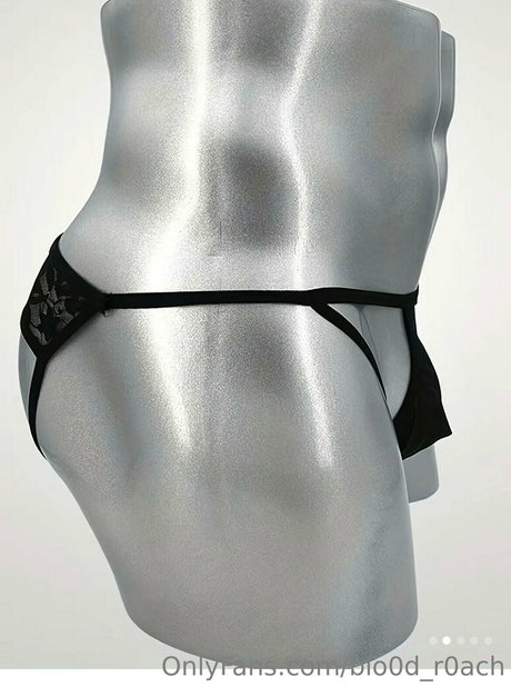 blo0d r0ach nude star pictures