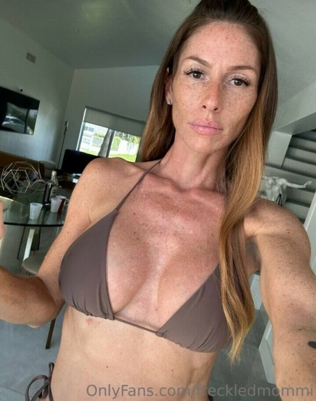 freckledmommi exclusive model pic