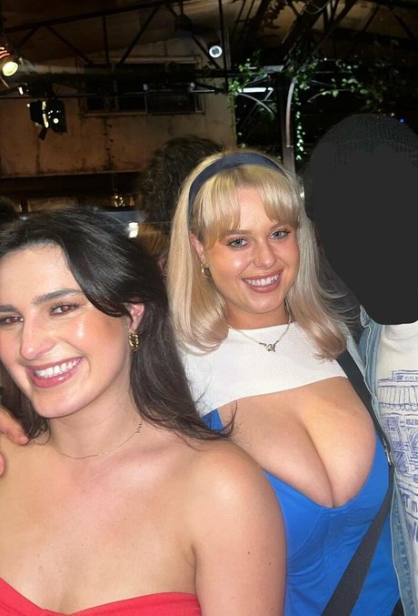 brunette petite onlyfans nude picture