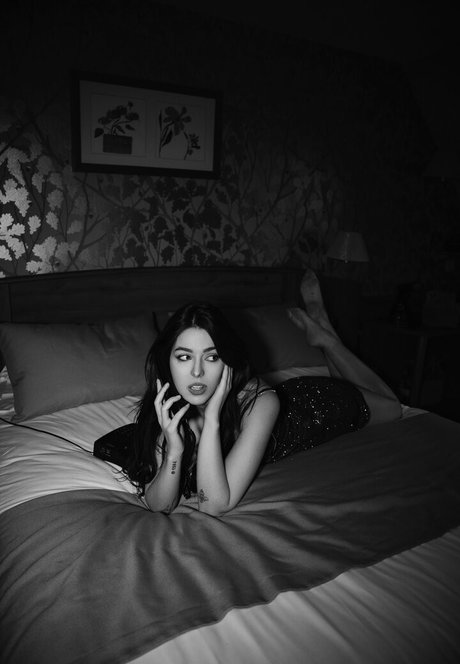 Niemesia model naked picture