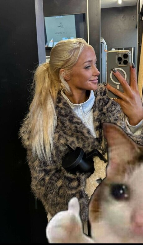 skinny brunette onlyfans erotic pictures