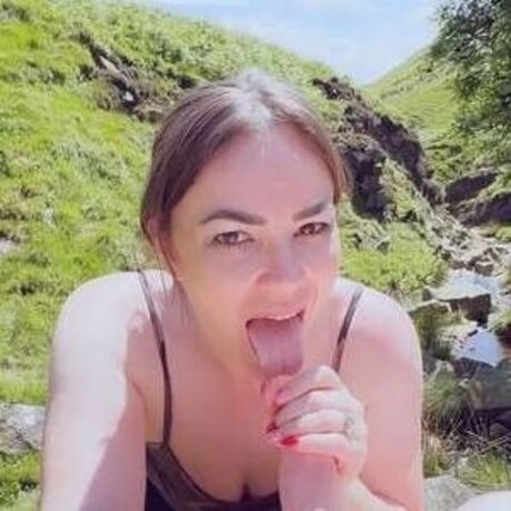 April Feelix model best picture