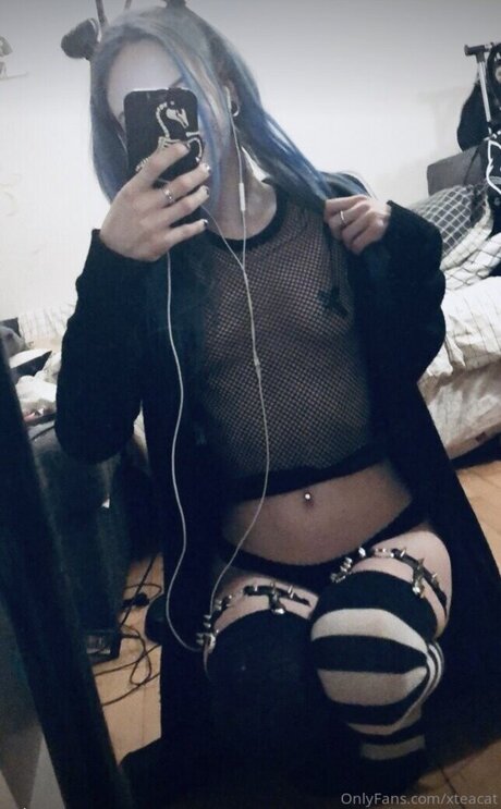 AwesomeTeaCat naked model image