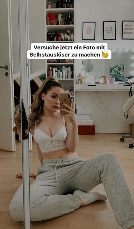 Sonny Loops model nude pictures