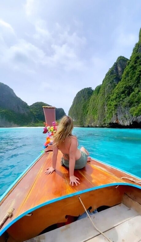 KellyMissesvlog naked actress picture