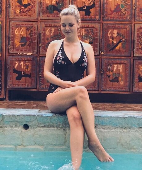 brunette petite onlyfans exclusive pics