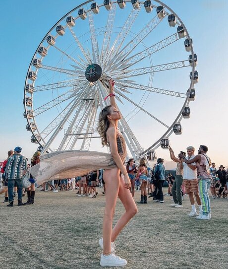 Lea Peach hot actress img