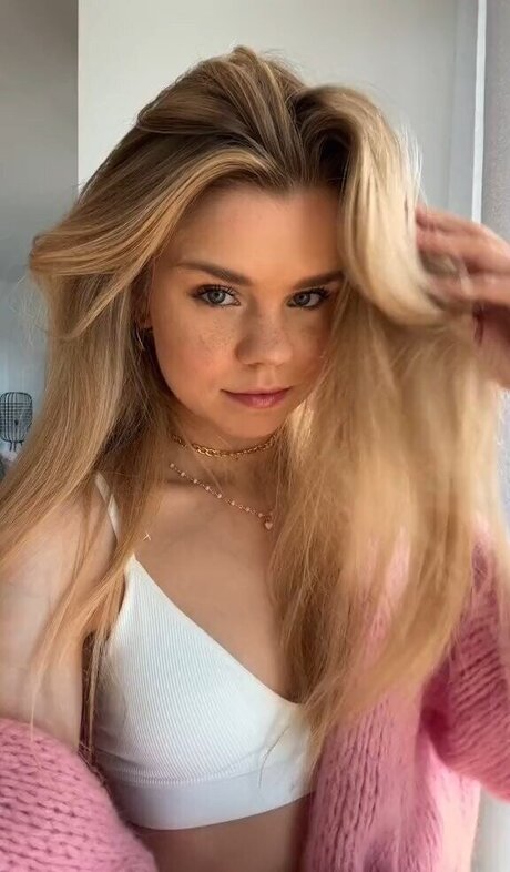 Lea Peach model hd pic