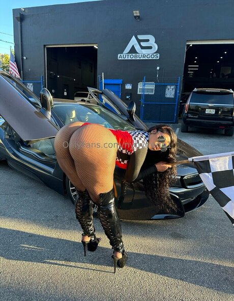 NyNyirene model top images