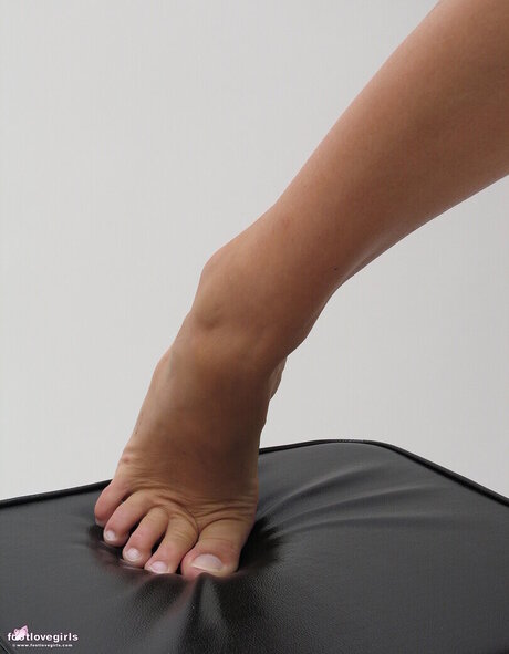 Footlovegirls hot actress pic