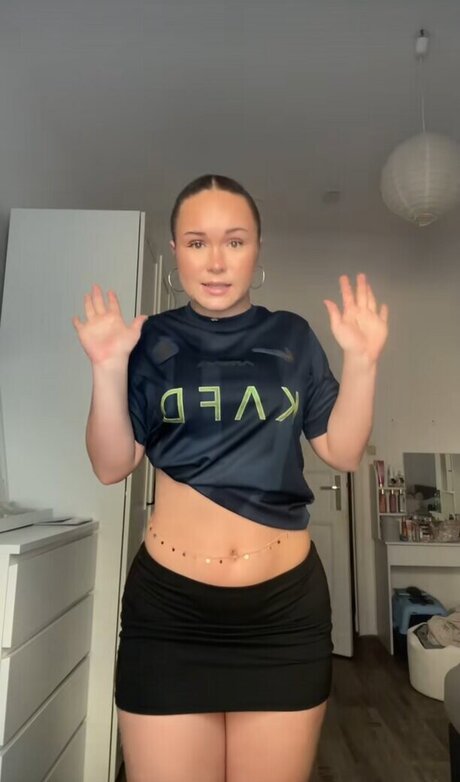 famous midget onlyfans erotic pictures