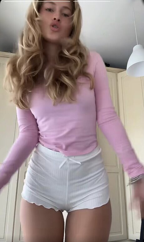 skinny brunette onlyfans top photos